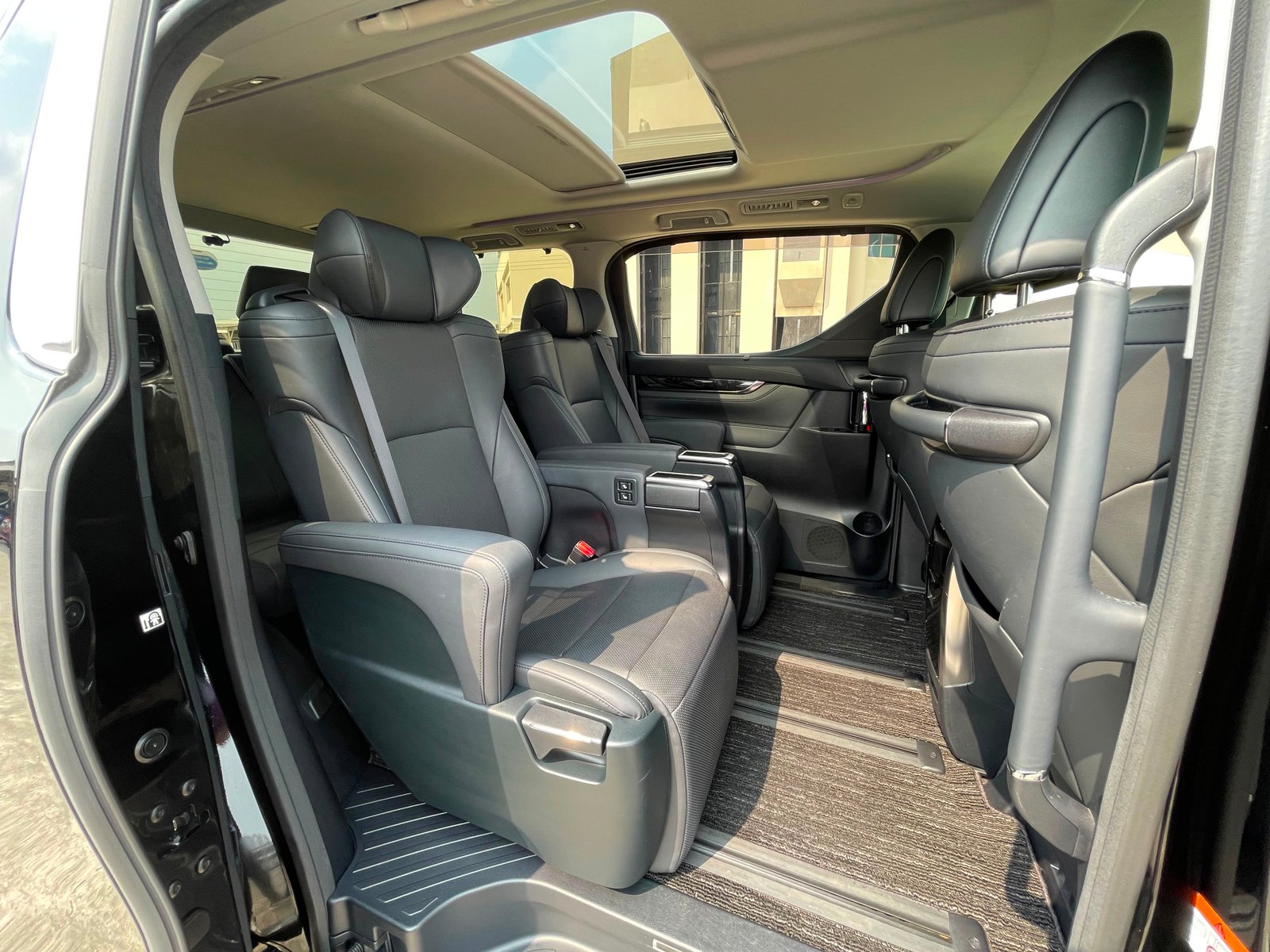 Toyota Alphard Hybrid 2.5 SR C Package photo 9